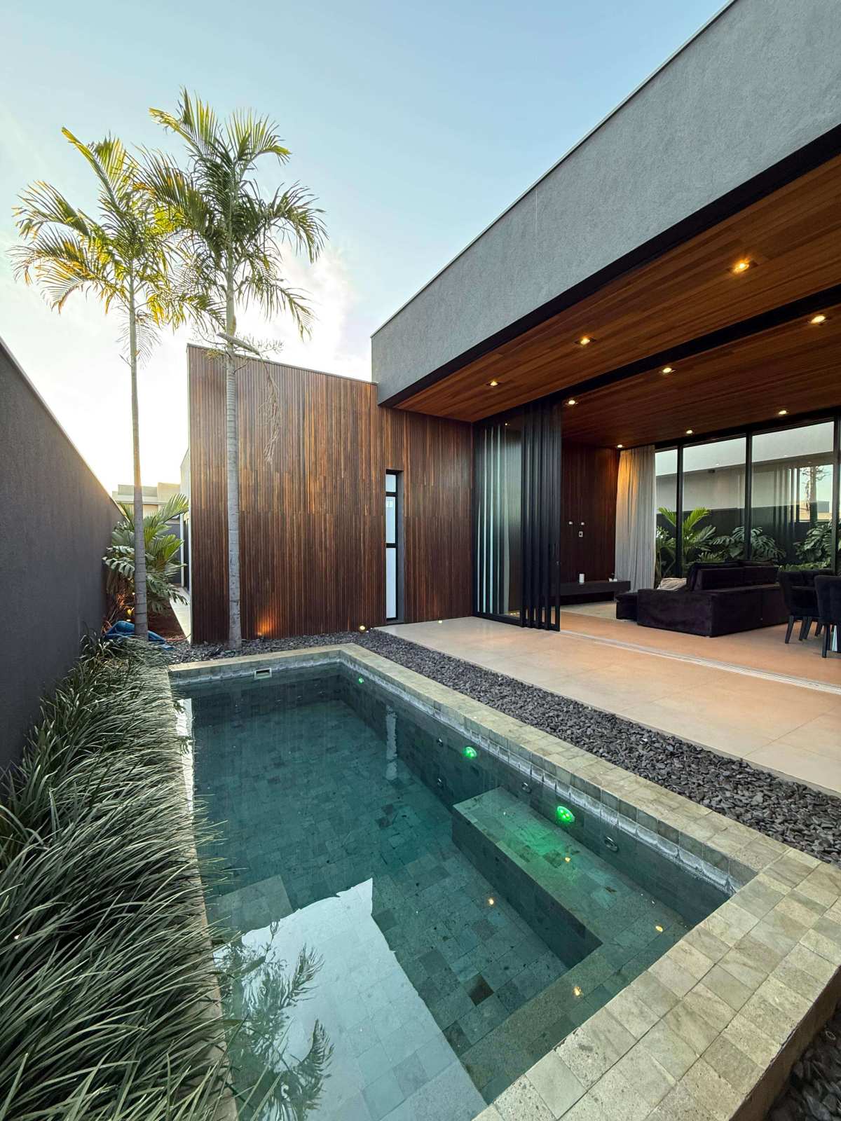 Casa de condomínio à venda com 3 quartos, 204m² - Parque Universitário,